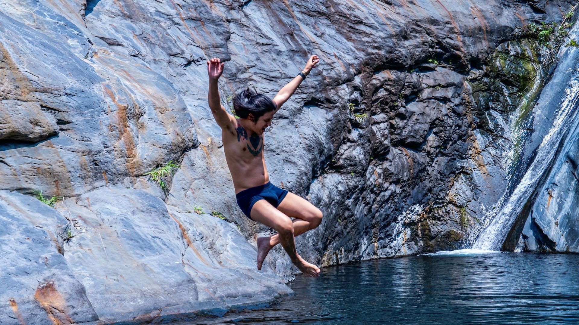 Bão đang đến gần - J Is for Just an Afternoon Thunderstorm