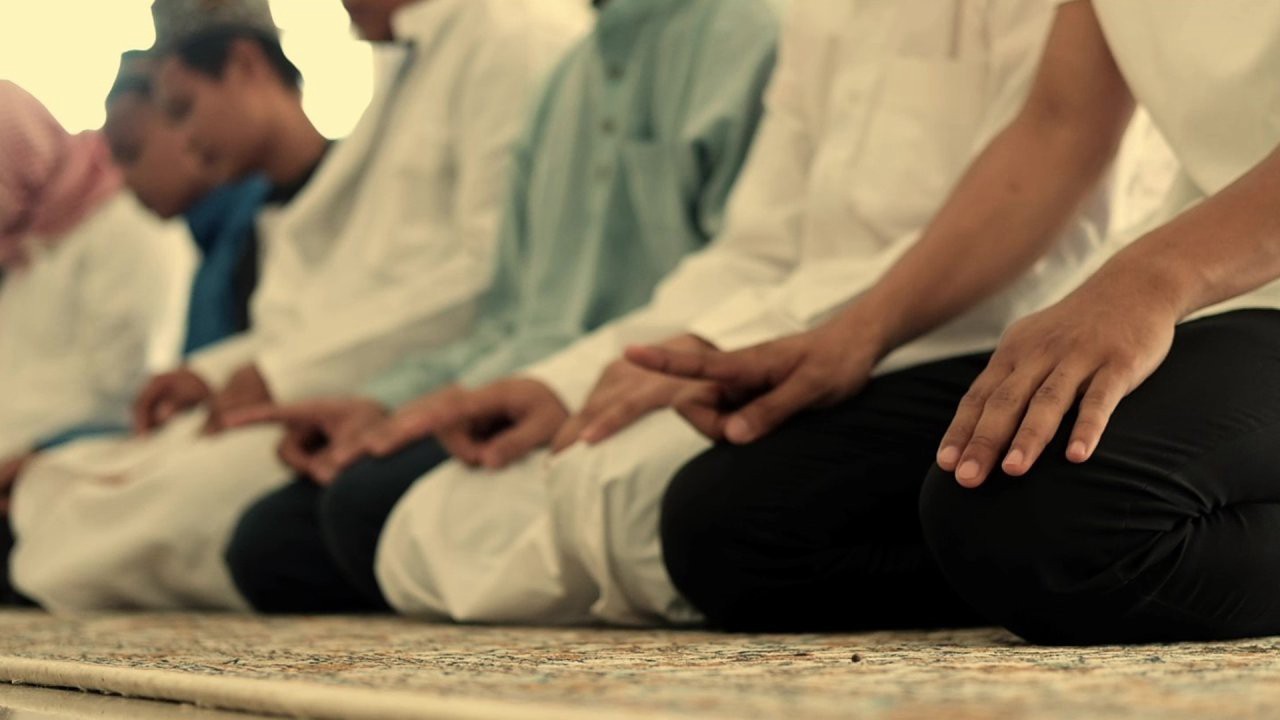 Dưới Trăng Lưỡi Liềm - Under the Crescent Moon